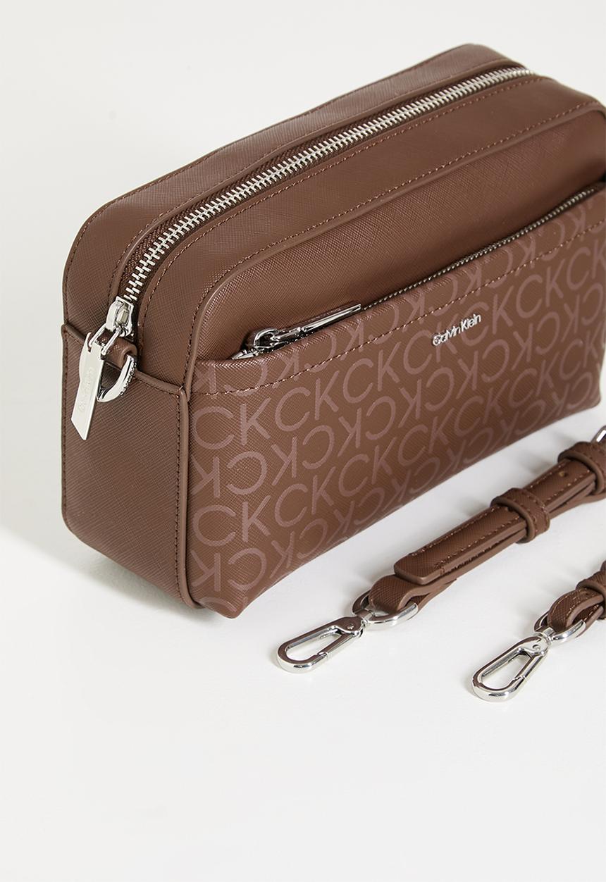 Calvin Klein - CK must convertible camera bag mono- brown