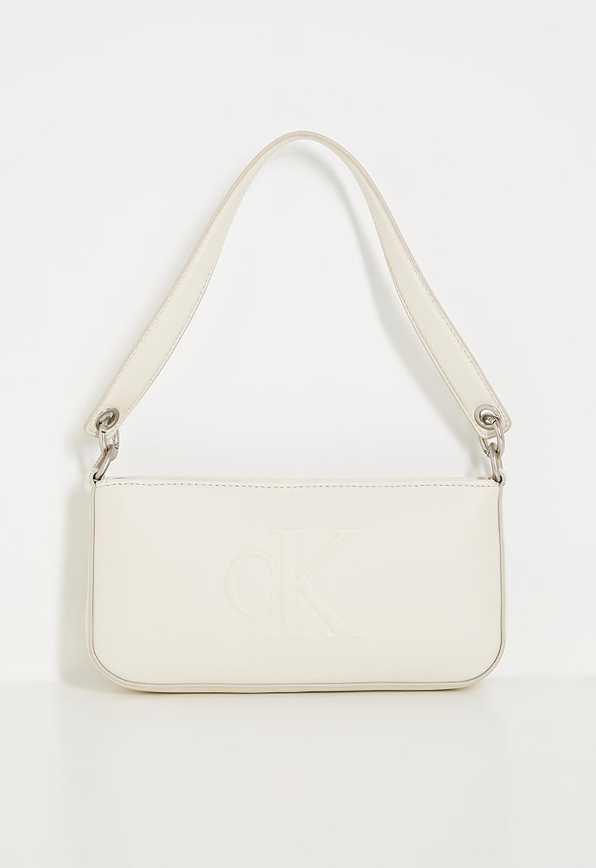 Calvin Klein - Sculpted shoulder pouch25 deboss - off white