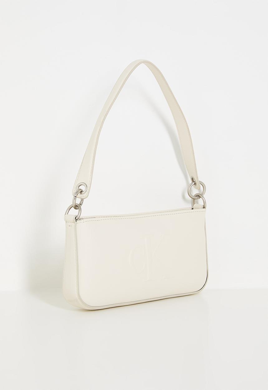 Calvin Klein - Sculpted shoulder pouch25 deboss - off white