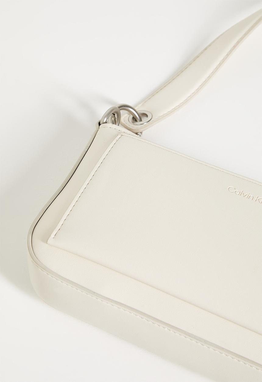 Calvin Klein - Sculpted shoulder pouch25 deboss - off white