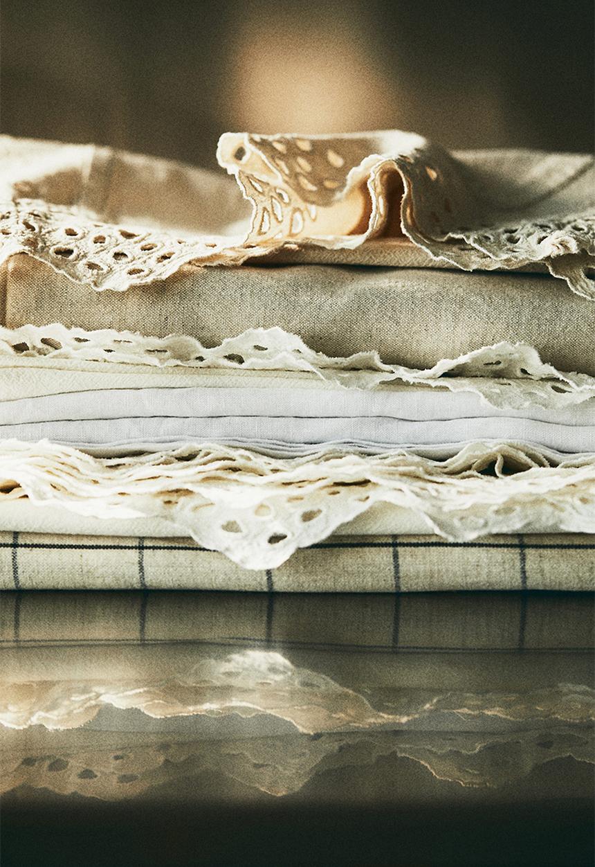H&M - Broderie anglaise table runner - light beige