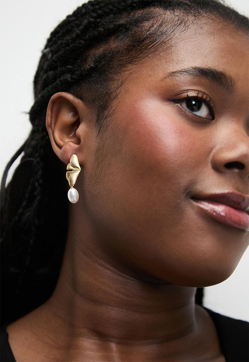 Zoe on Trend - Stylish pearl designer earrings - gold