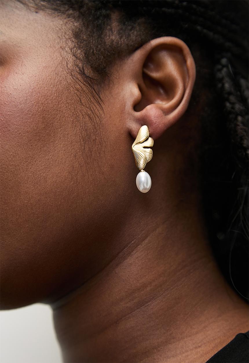 Zoe on Trend - Stylish pearl designer earrings - gold