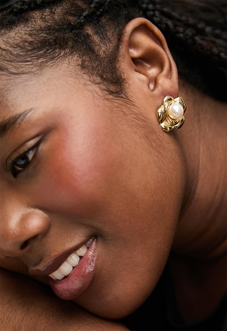 Zoe on Trend - Flower and pearl earrings - gold