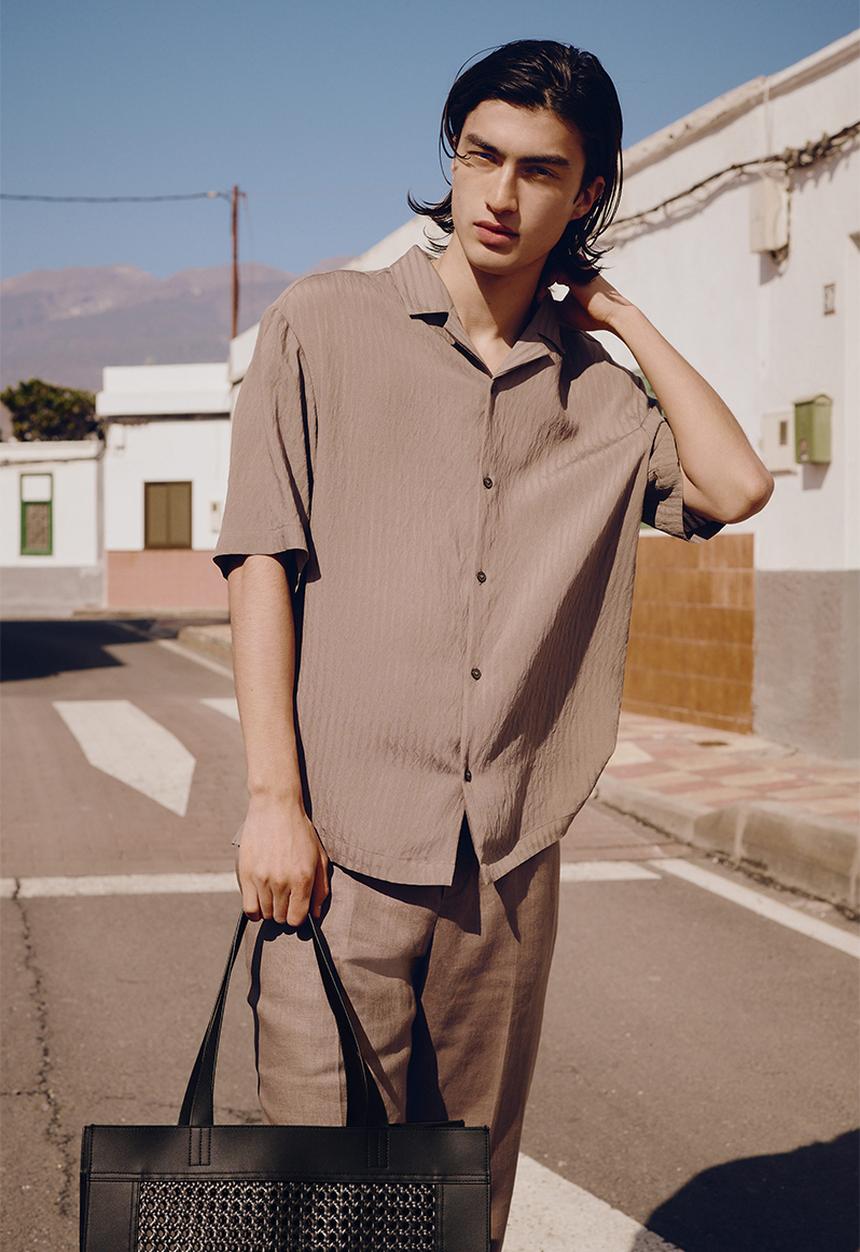 H&M - Loose fit crinkled resort shirt - dusty brown