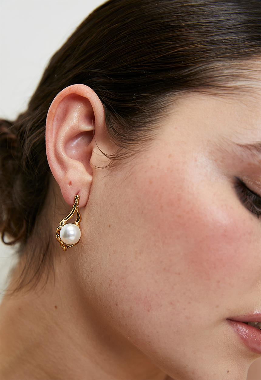 Zoe on Trend - Organic pearl earrings - gold