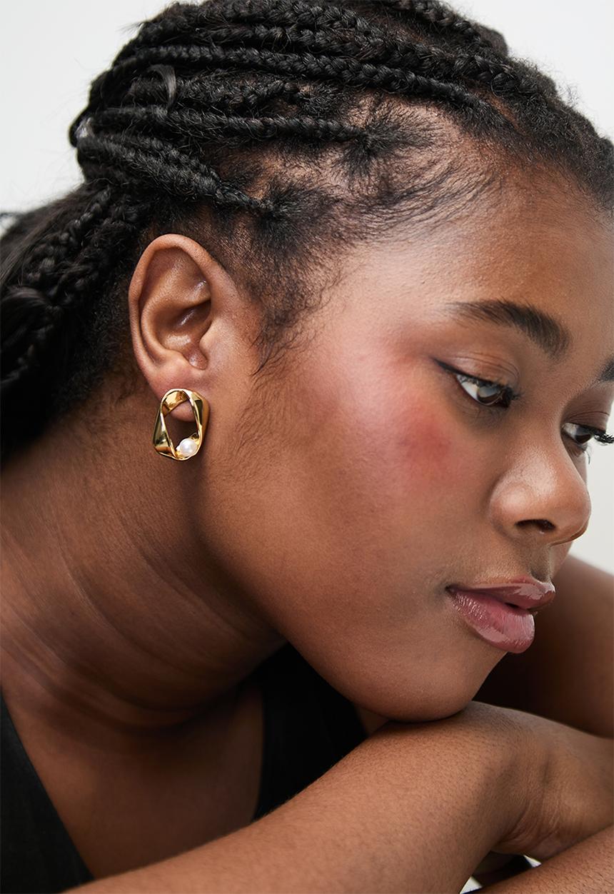 Zoe on Trend - Stylish pearl earrings - gold