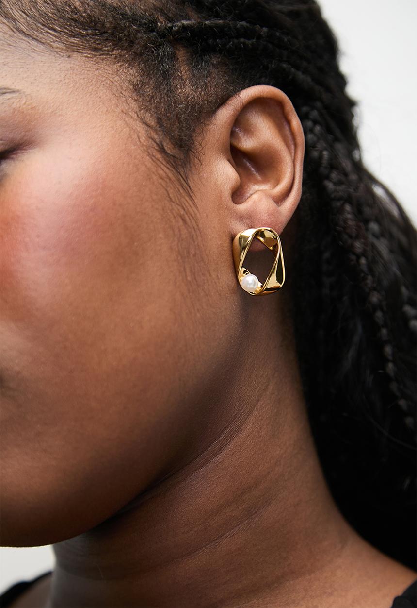 Zoe on Trend - Stylish pearl earrings - gold