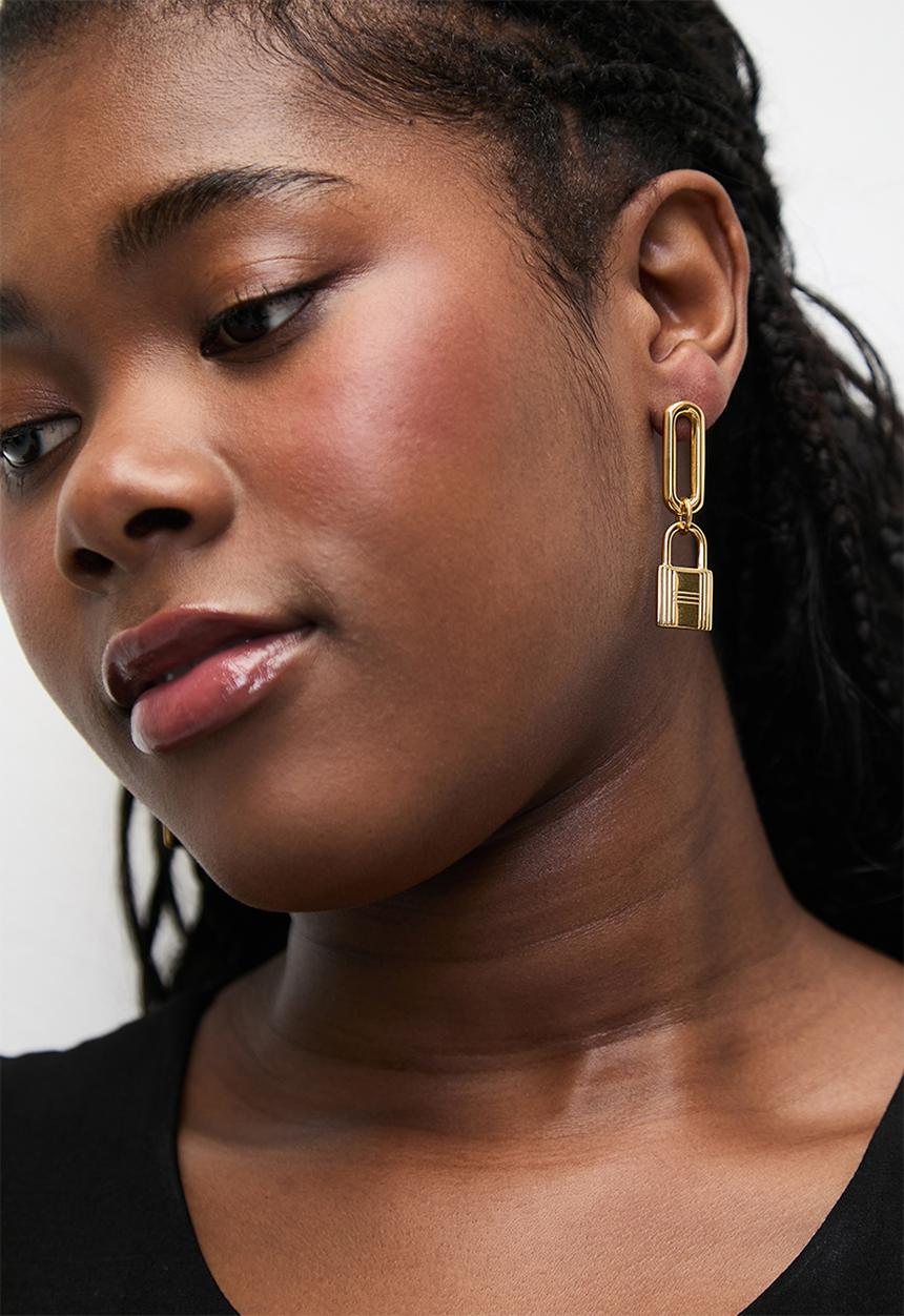 Zoe on Trend - Modern hoop and padlock earrings - gold