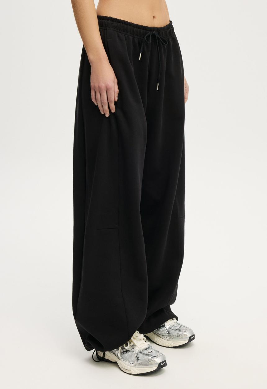 Cotton On - Summer Fleece Barrel Sweatpant - Black