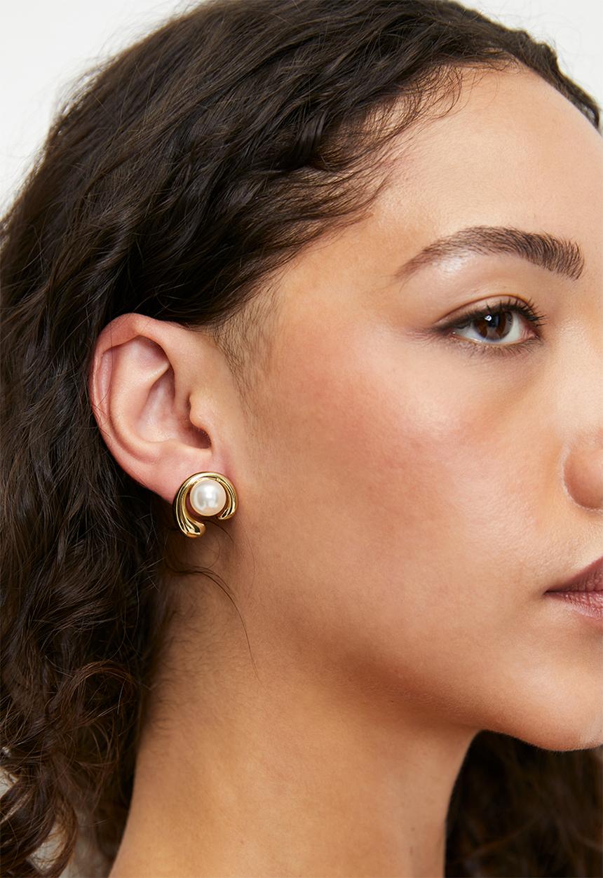 Zoe on Trend - Elegant curved pearl earrings - gold