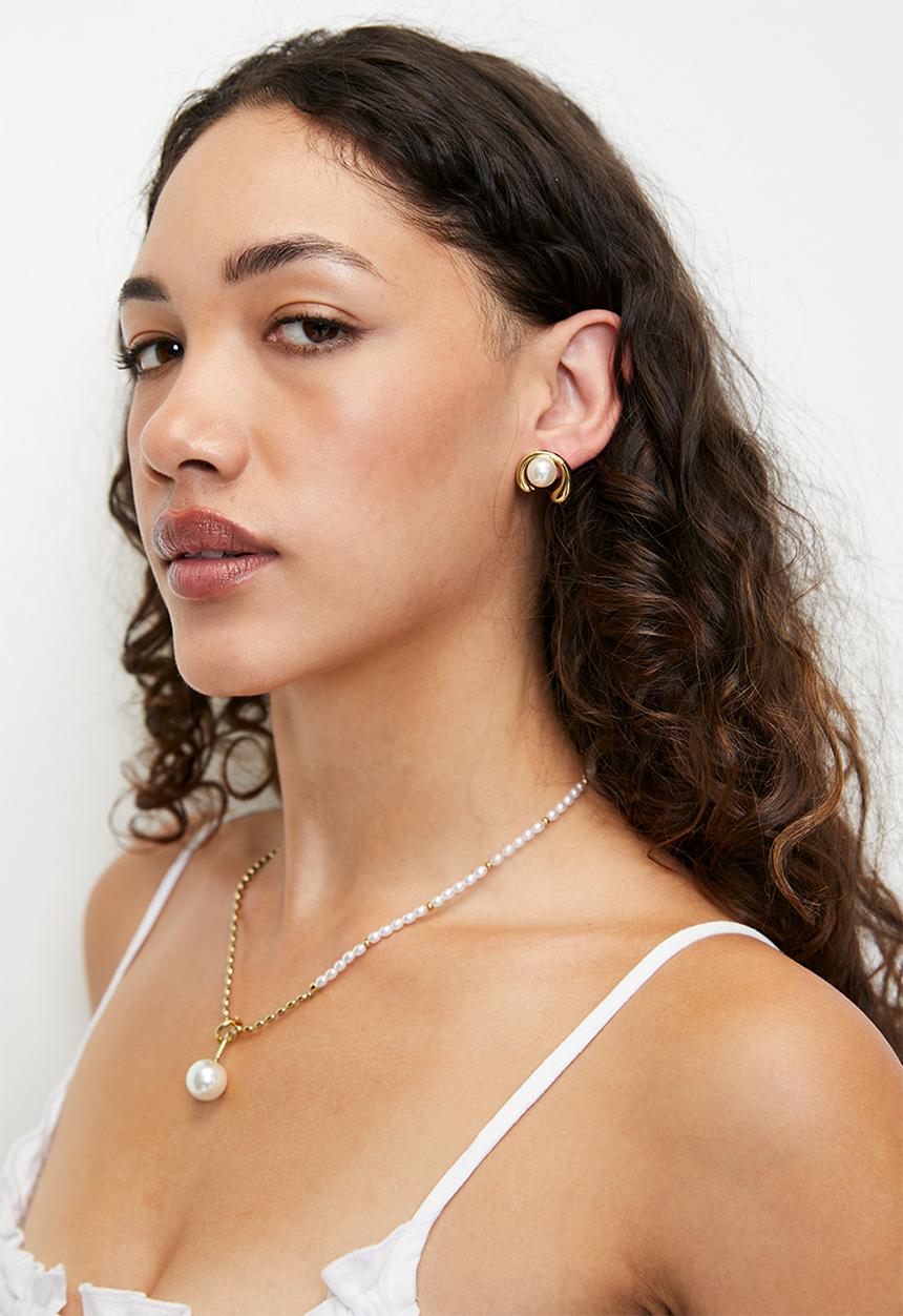 Zoe on Trend - Elegant curved pearl earrings - gold