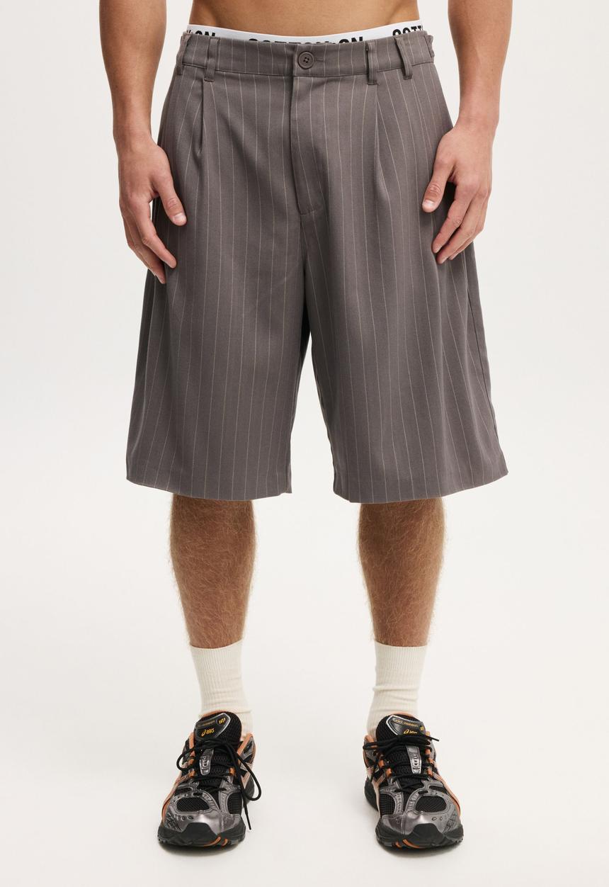 Cotton On - Super Baggy Pleated Short - Charcoal Pinstripe