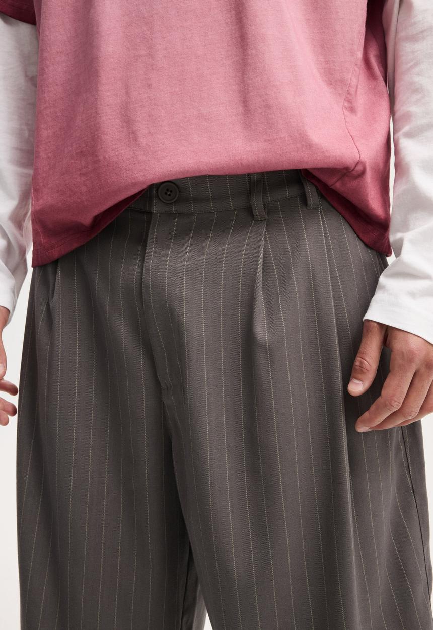 Cotton On - Super Baggy Pleated Short - Charcoal Pinstripe