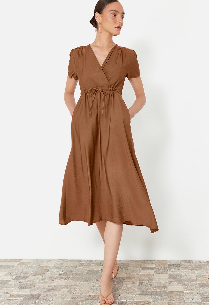 Trendyol - V-neck Midi Woven Dress with Opened Waist - Brown
