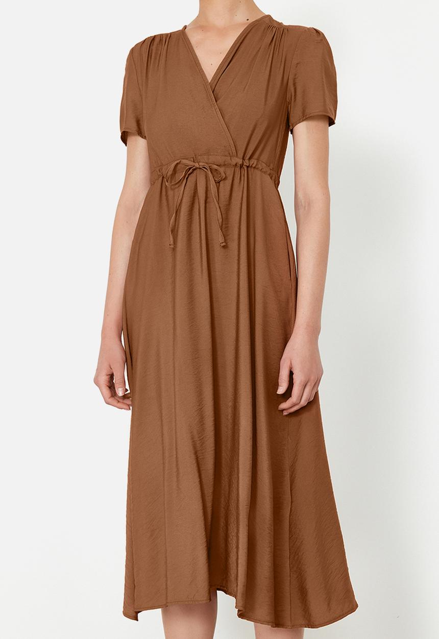 Trendyol - V-neck Midi Woven Dress with Opened Waist - Brown