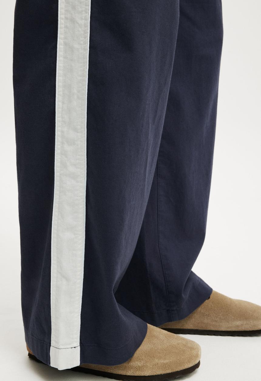 Cotton On - Super Baggy Easy Pant - Navy/Stone Side Stripe