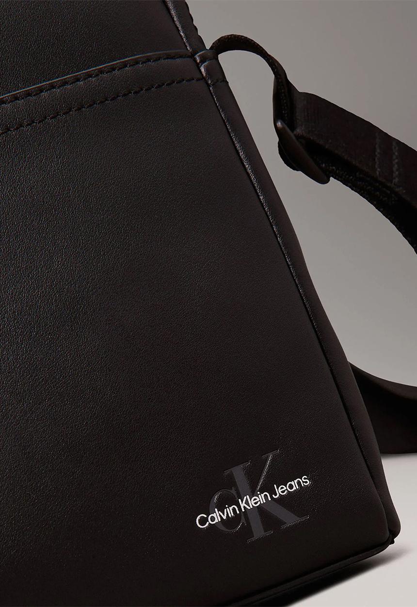 Calvin Klein - Monogram Soft Reporter18 - Brown