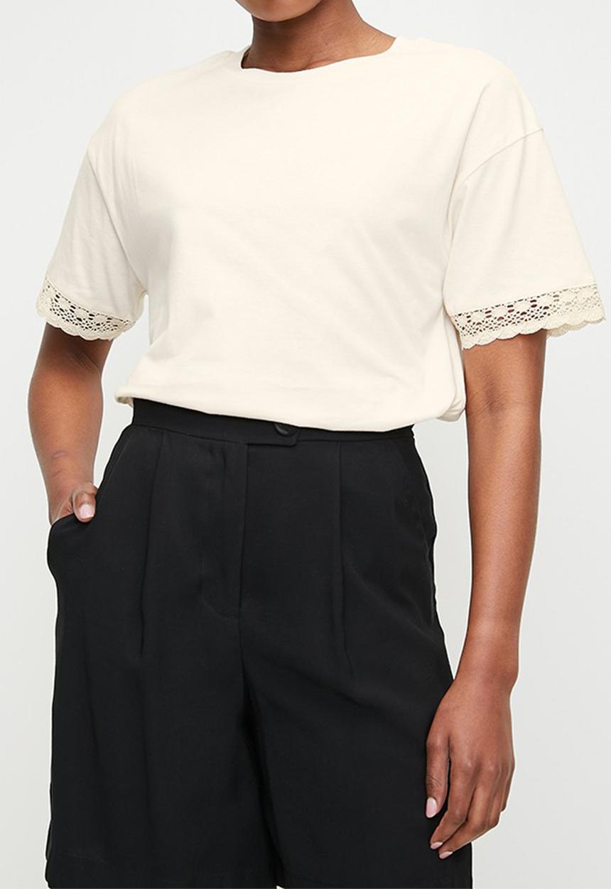 edit - Lace trim detail tee - milk