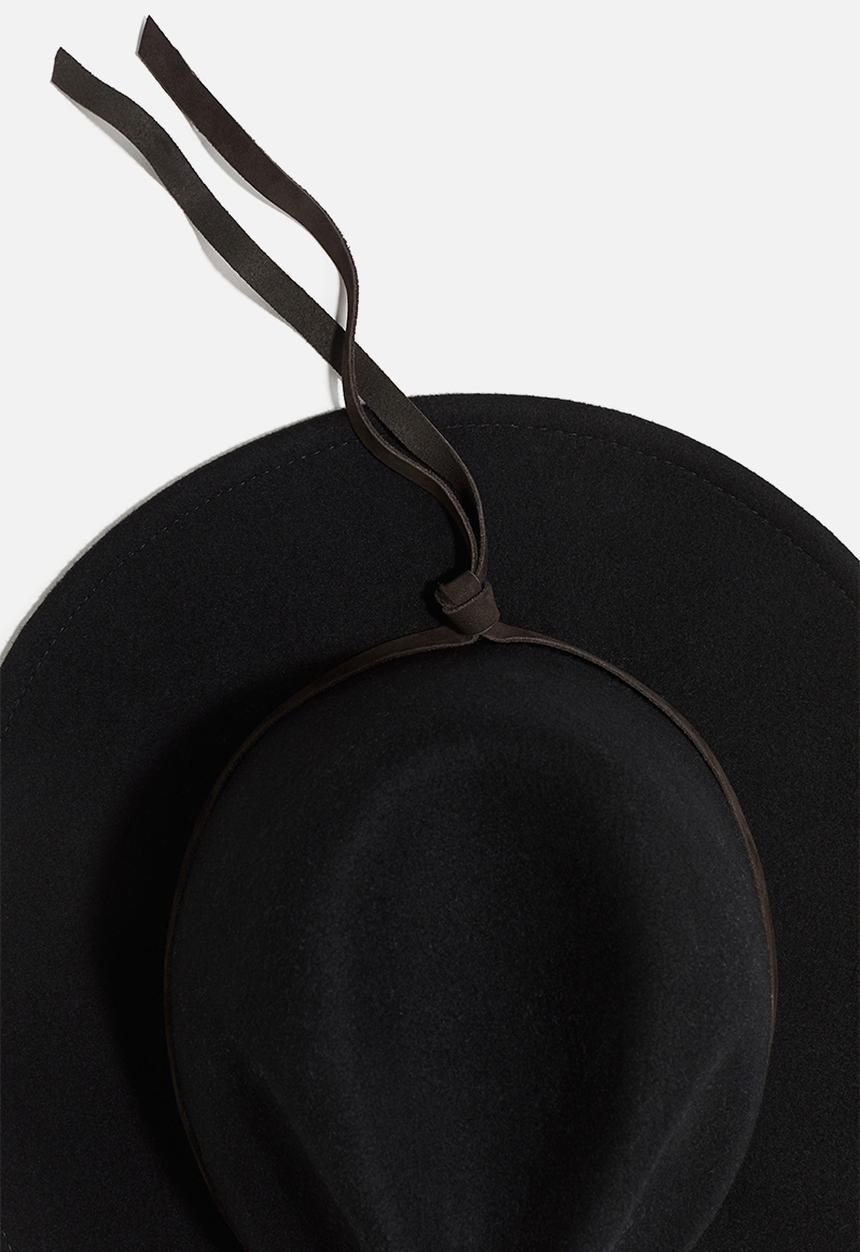 H&M - Lorena Saravia H&M: Western-inspired wool hat - black