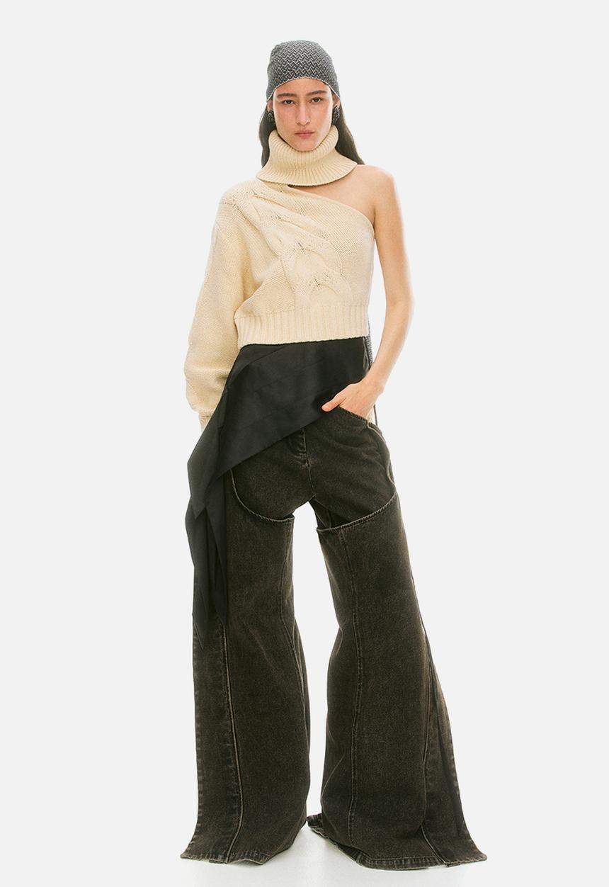 H&M - Lorena Saravia H&M: Asymmetric turtleneck jumper - beige