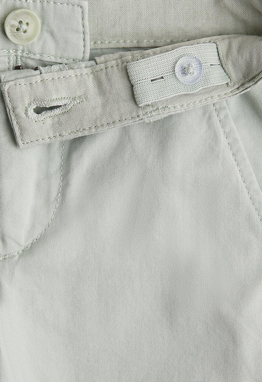 H&M - Cotton chino shorts - sage green