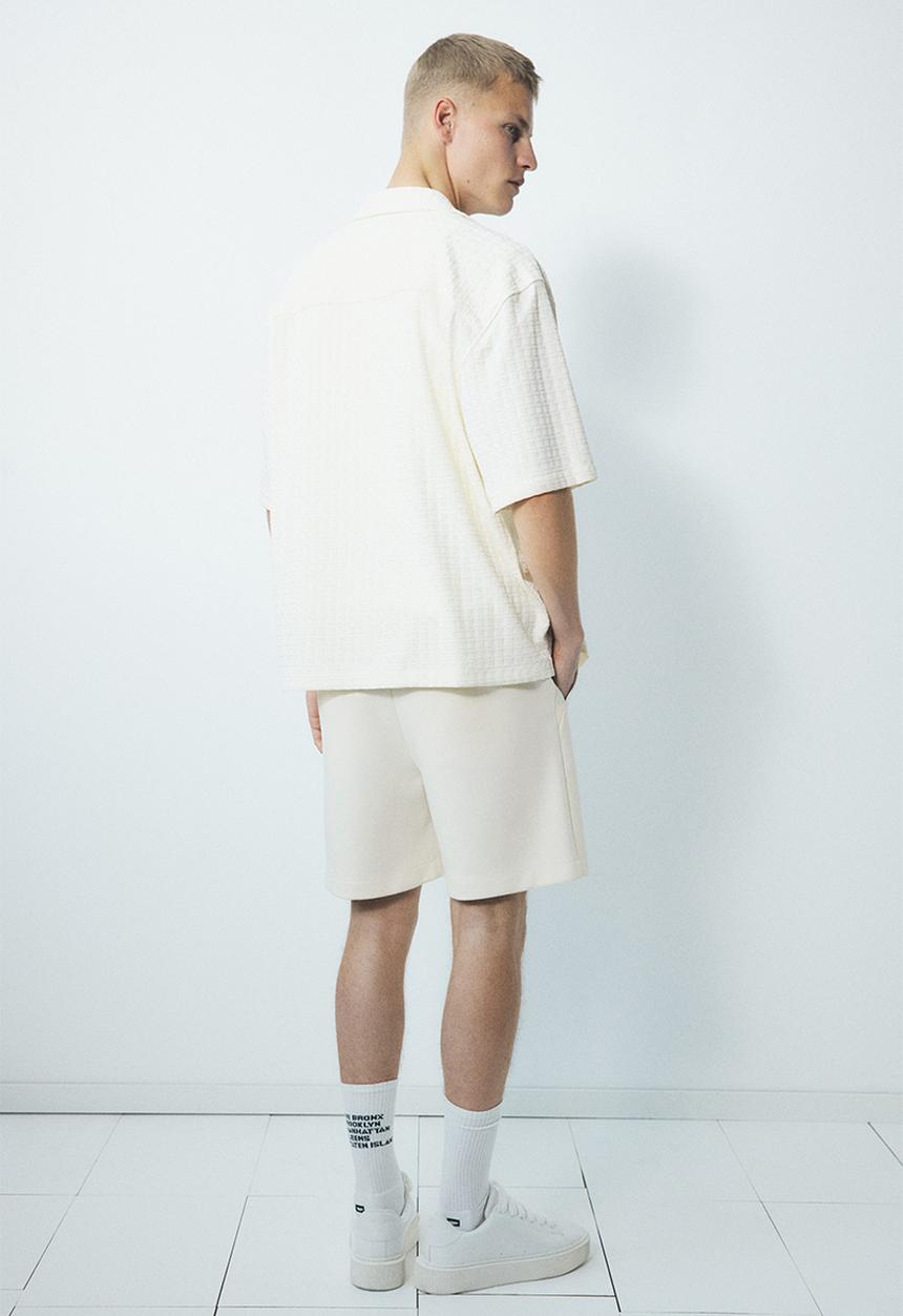 H&M - Regular fit sweatshorts - cream 