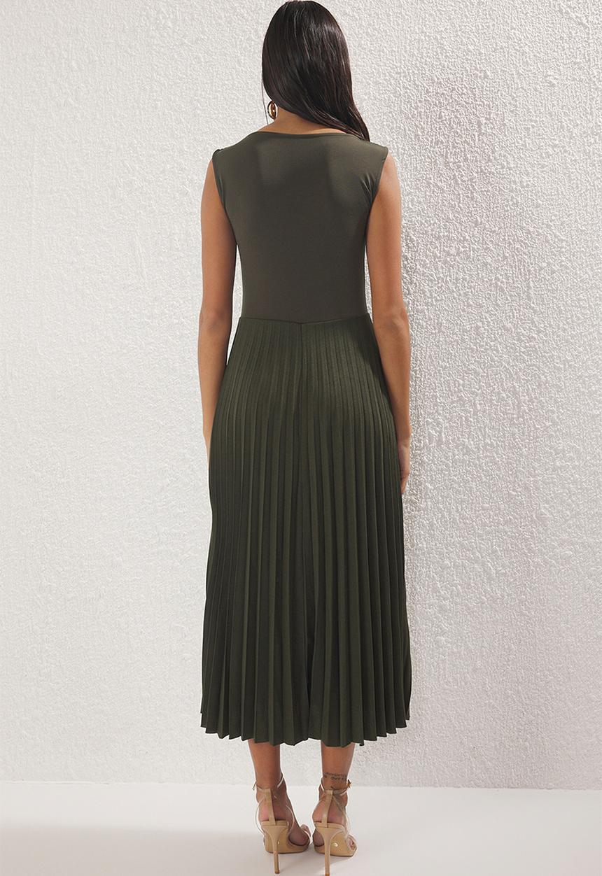 Trendyol - Sleeveless Crew Neck Pleated Elastic Midi Knit Dress - Khaki