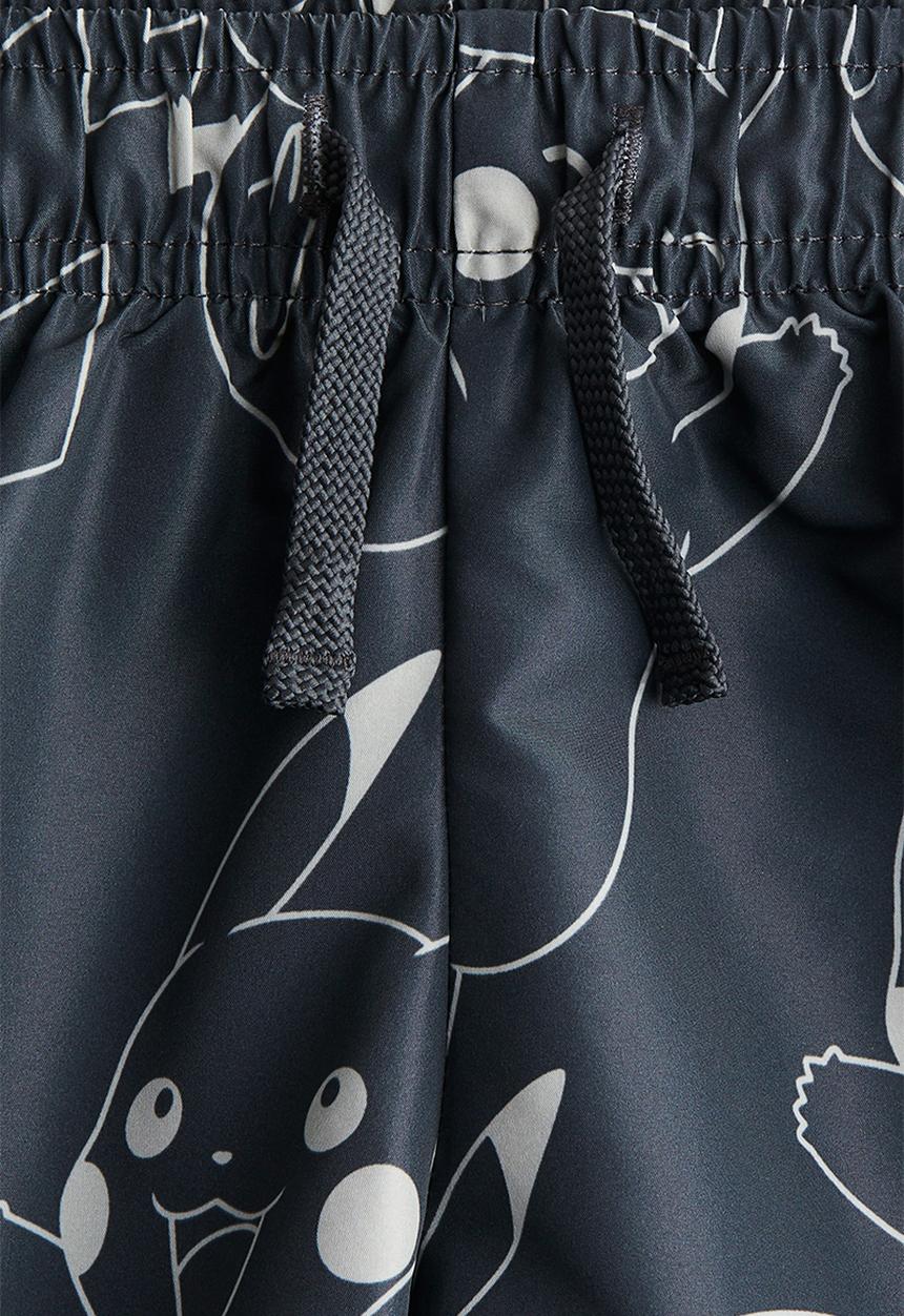 H&M - Printed swim shorts - dark grey/pokémon