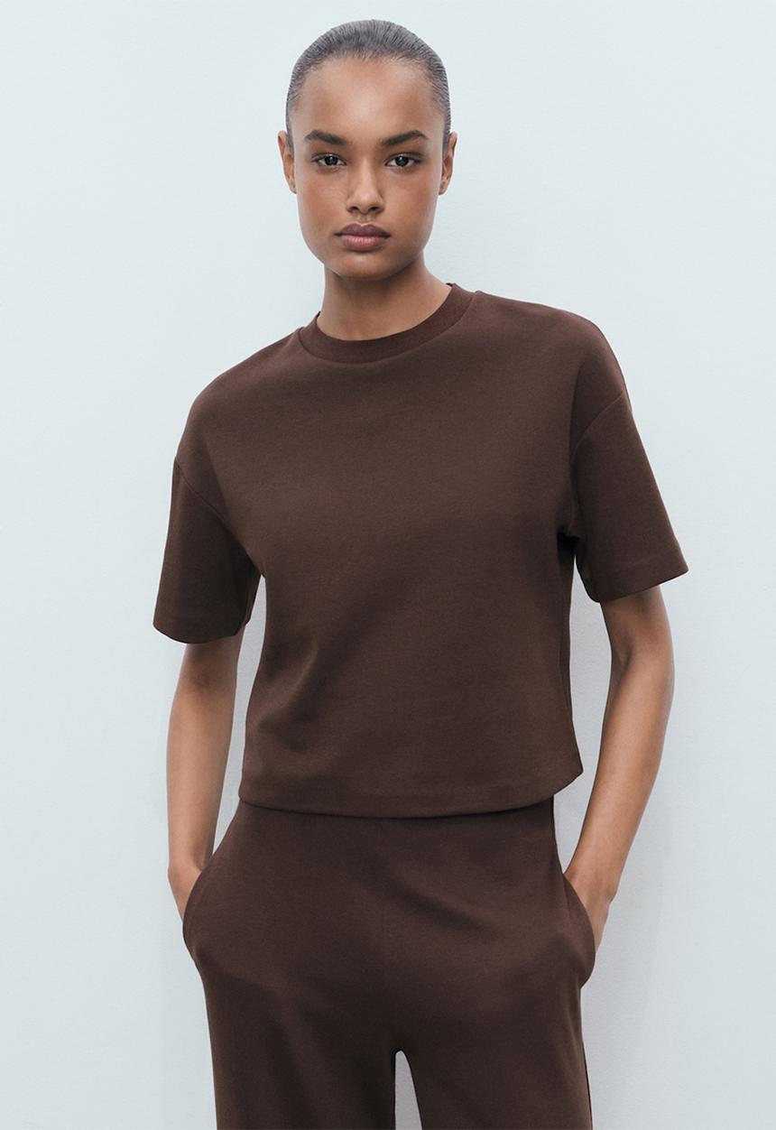 MANGO - Camiseta pico - brown