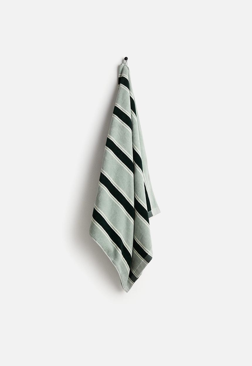 H&M - Striped beach towel - sage green striped 