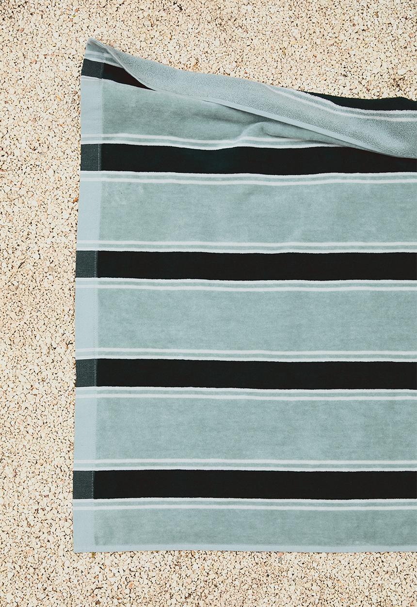 H&M - Striped beach towel - sage green striped 