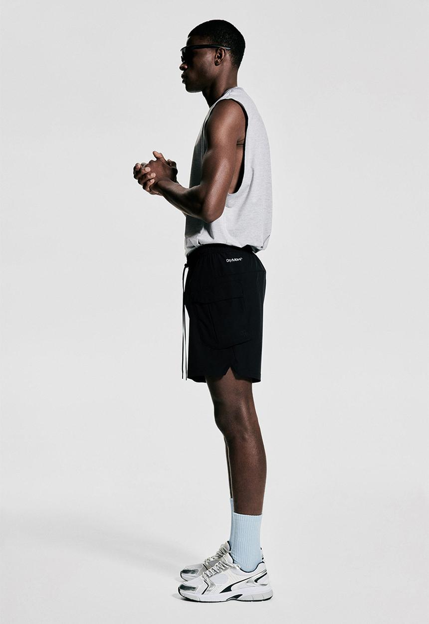 H&M - Mid-length cargo sports shorts with drymove™ - black