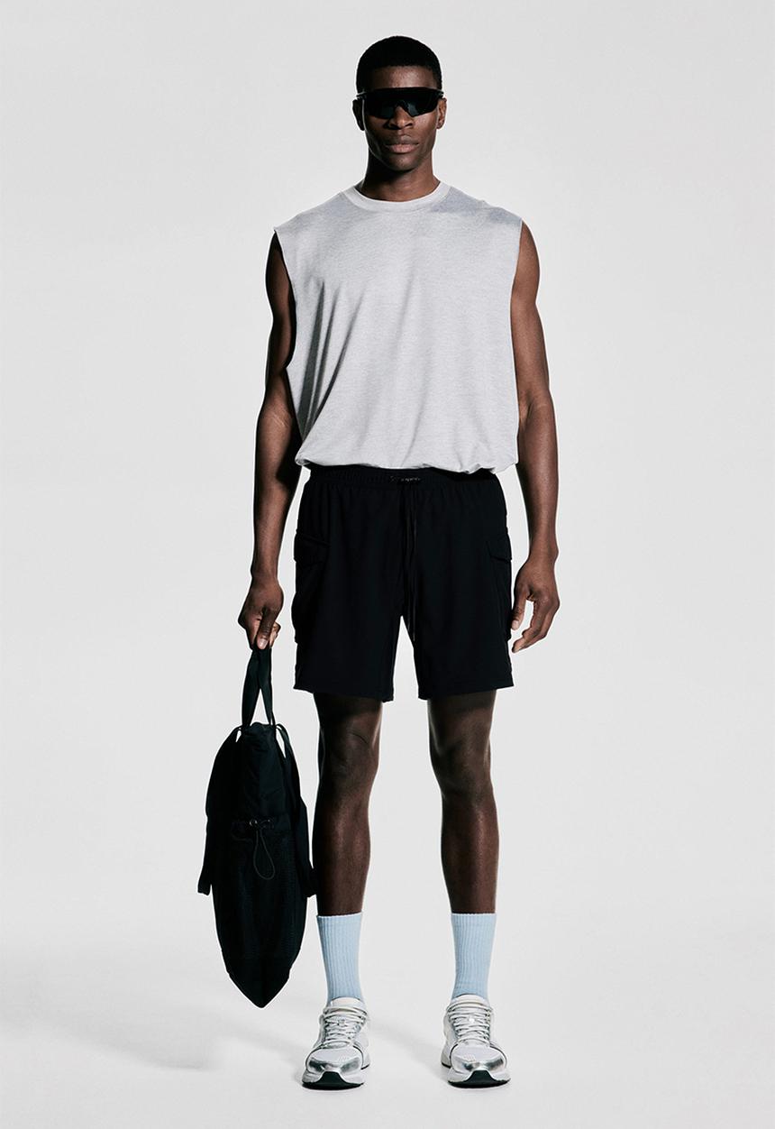 H&M - Mid-length cargo sports shorts with drymove™ - black