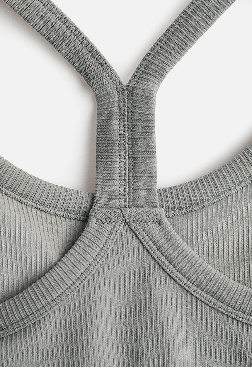 H&M - Seamless medium support sports bra with drymove™ - beige