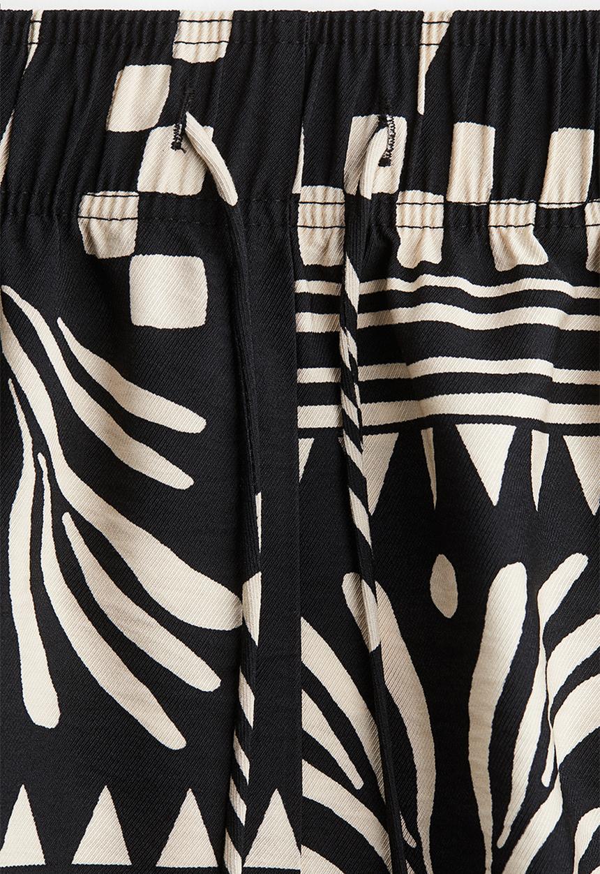 H&M - Drawstring shorts - black patterned 
