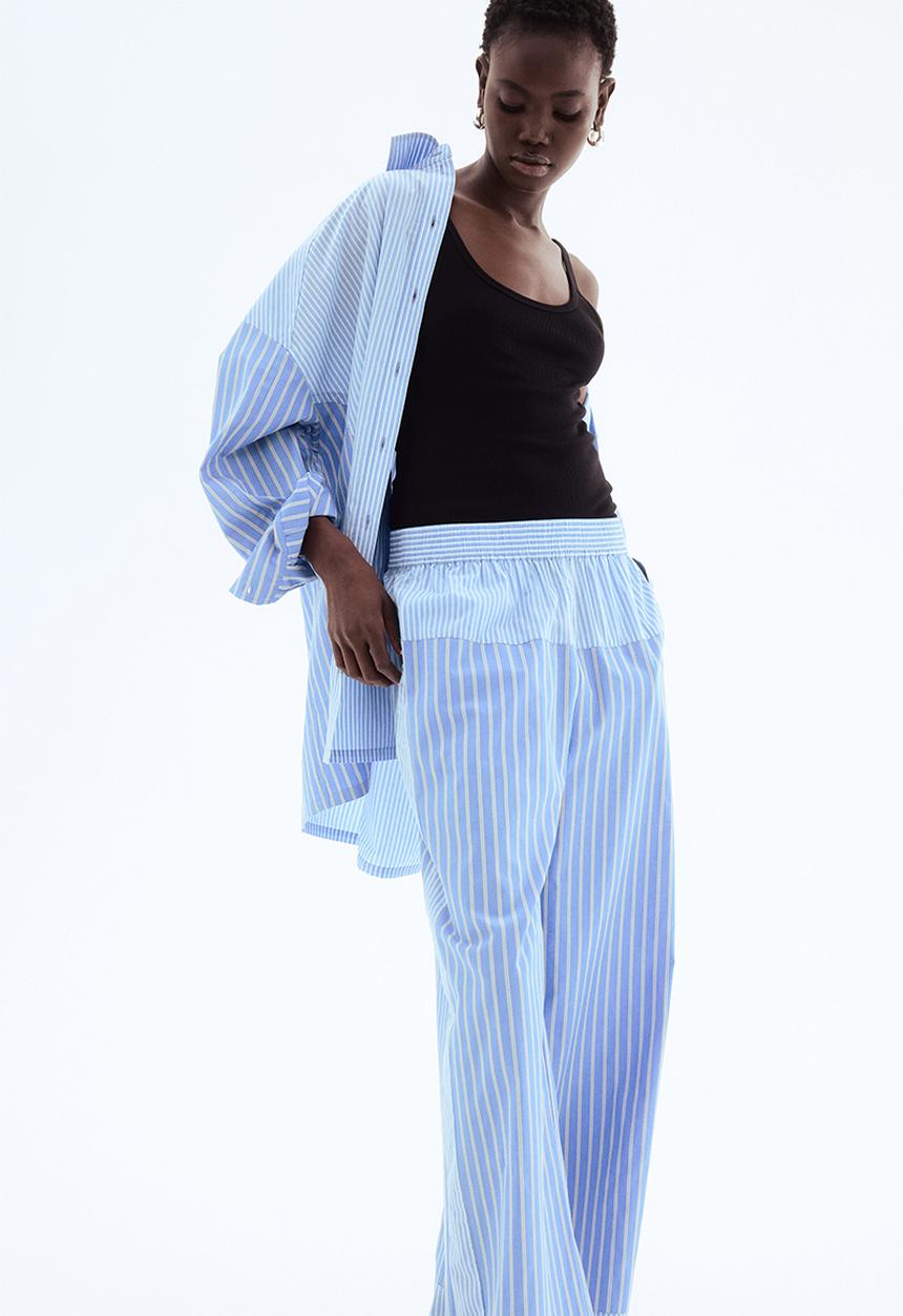 H&M - Loose-fit cotton trousers - light blue striped 