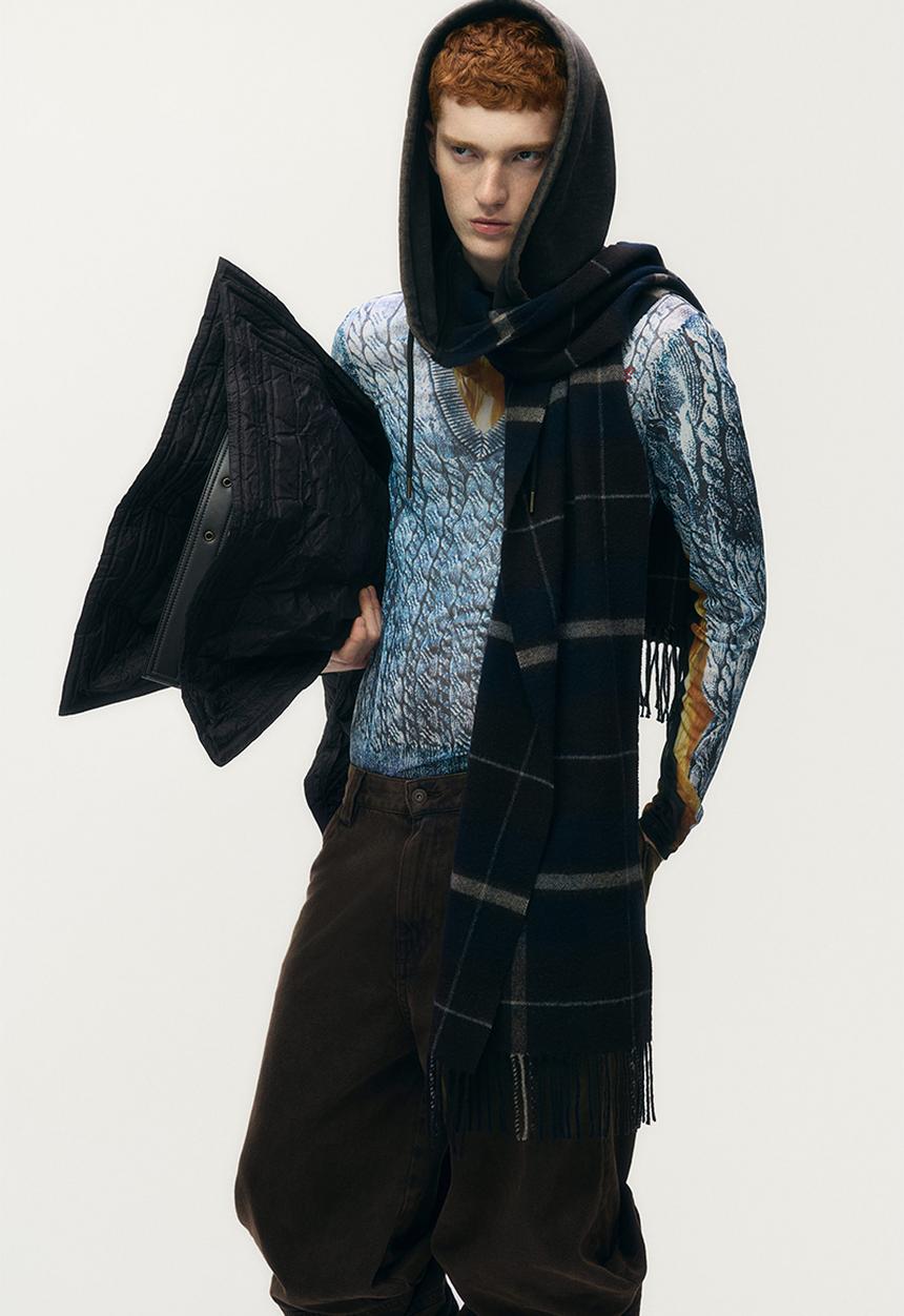 Glenn Martens H&M: Hooded wool scarf - dark blue/checked - 1311843001
