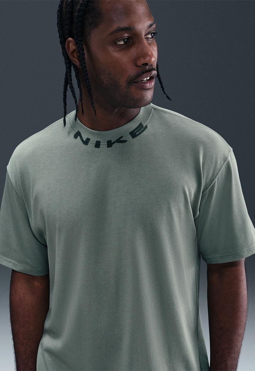 Nike - NSW OC  Collar Print Tee  - Clay Green