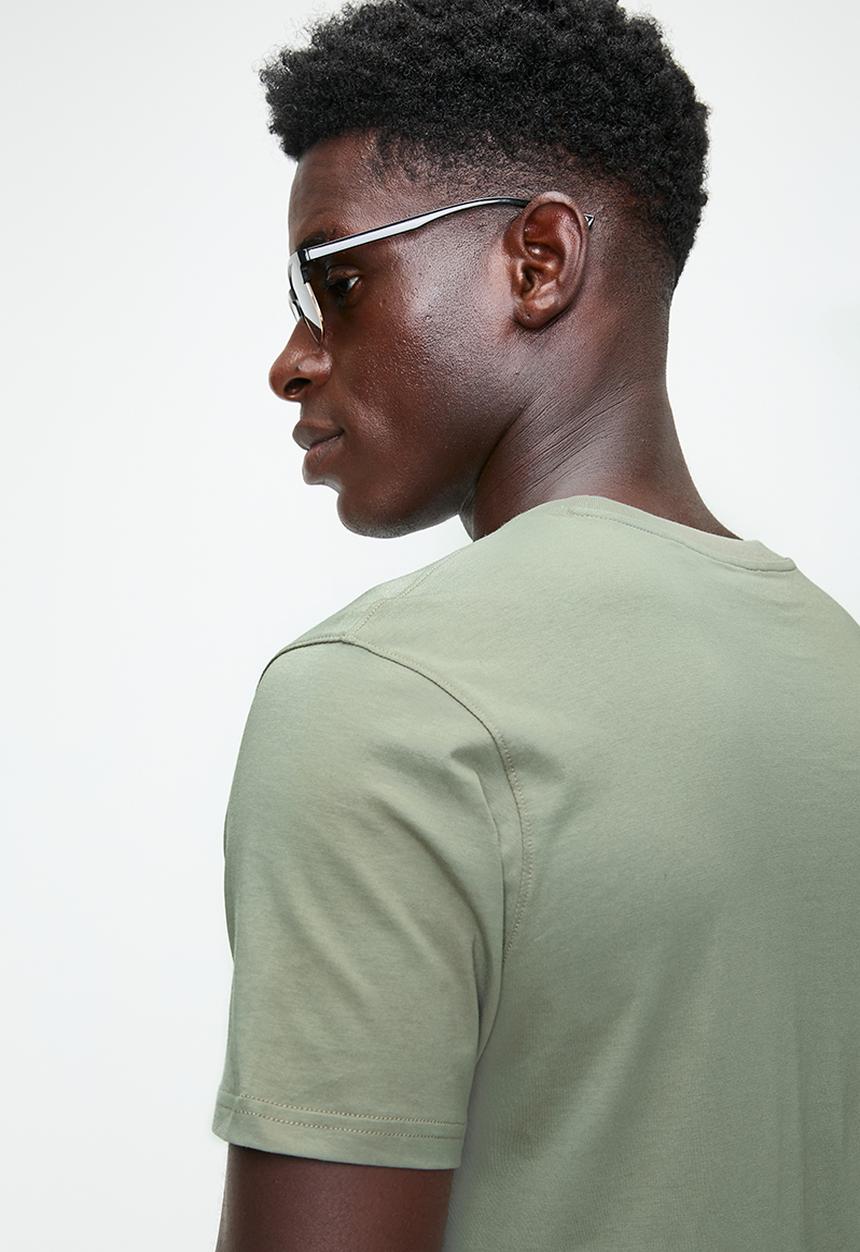 GUESS - Ss Cn Guess Box Logo Tee - Mossy Green