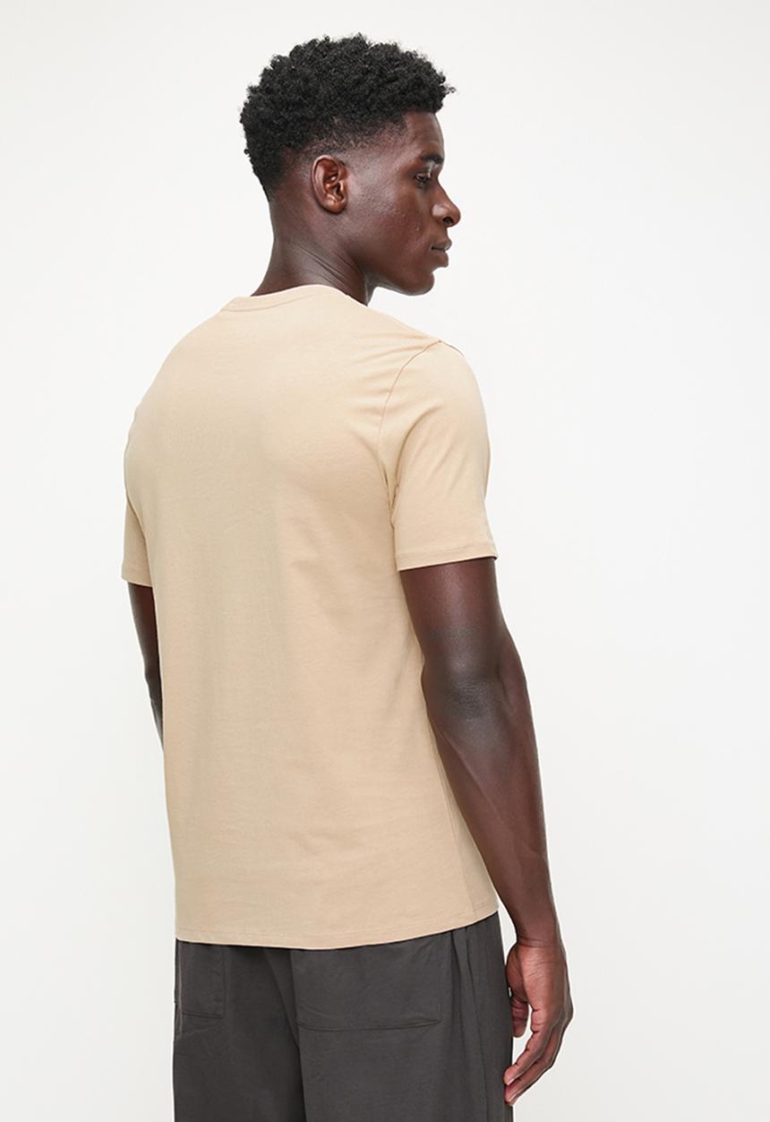 GUESS - Ss Bsc Guess Embossed Logo Tee - Beige Blanco Multi