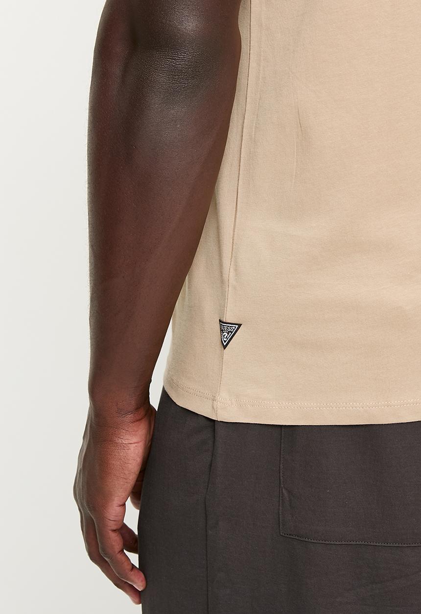 GUESS - Ss Bsc Guess Embossed Logo Tee - Beige Blanco Multi