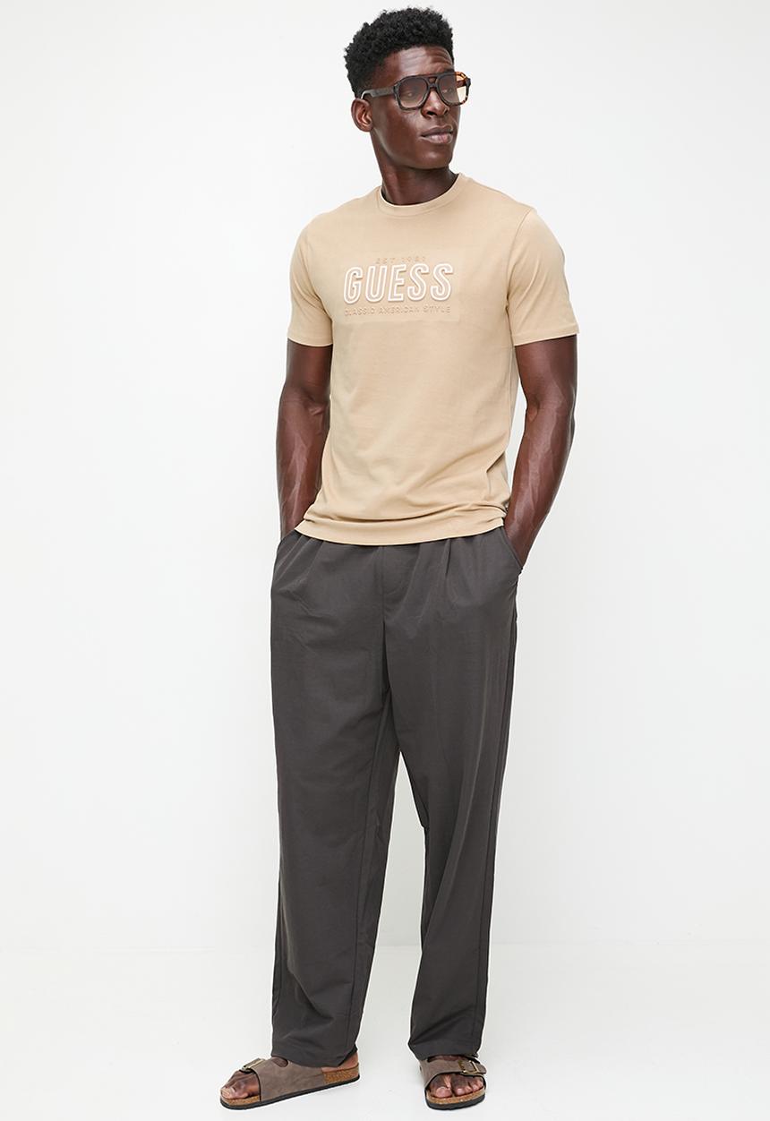 GUESS - Ss Bsc Guess Embossed Logo Tee - Beige Blanco Multi