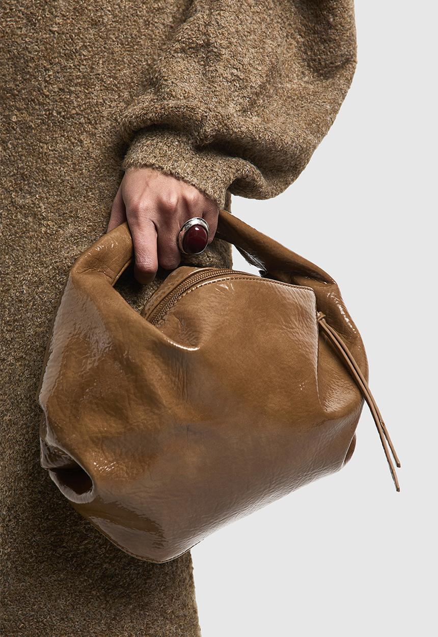 boohoo - Textured patent slouchy grab bag - tan