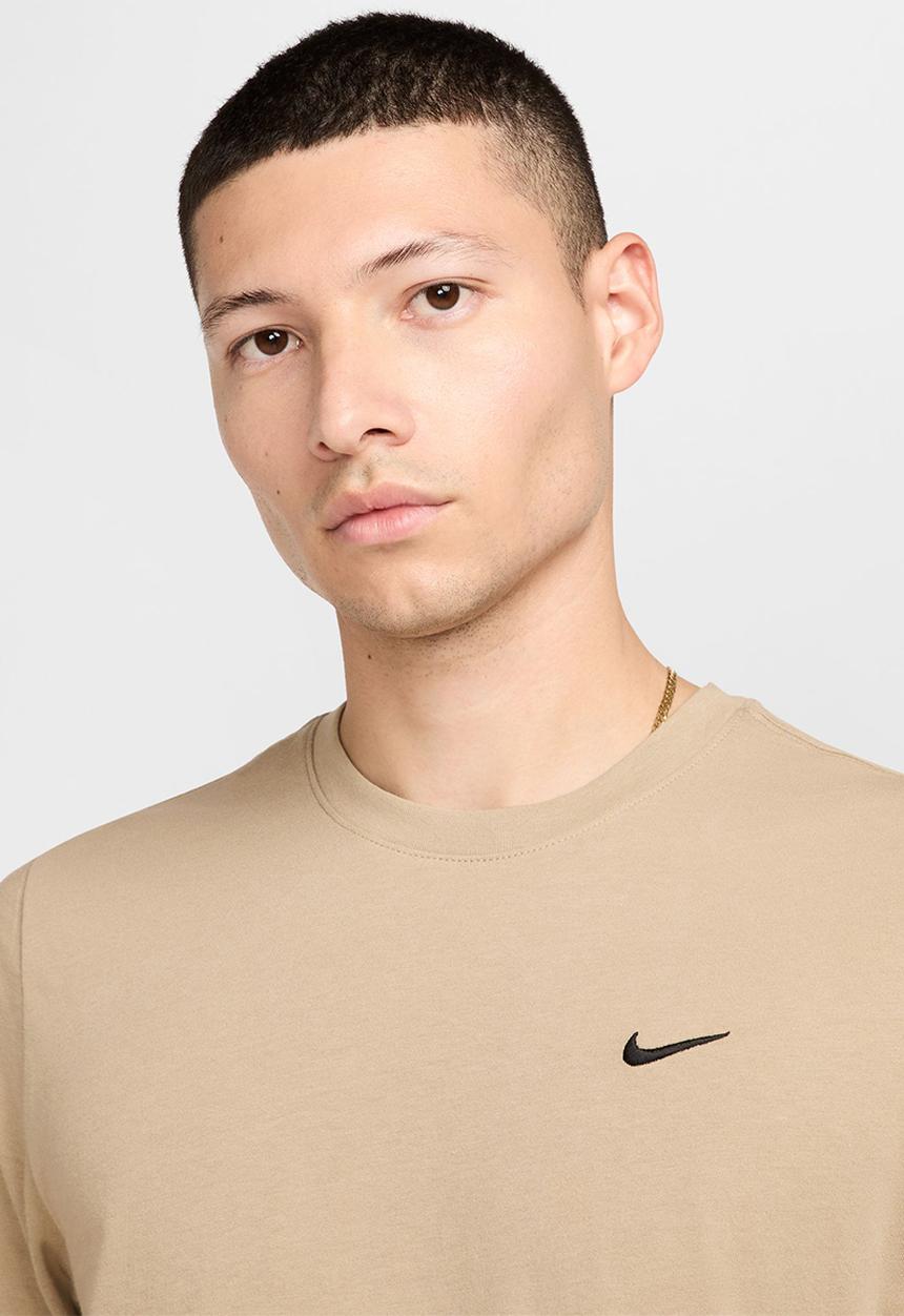 Nike - NSW Embroidered Swoosh FS Tee - Neutral Beige