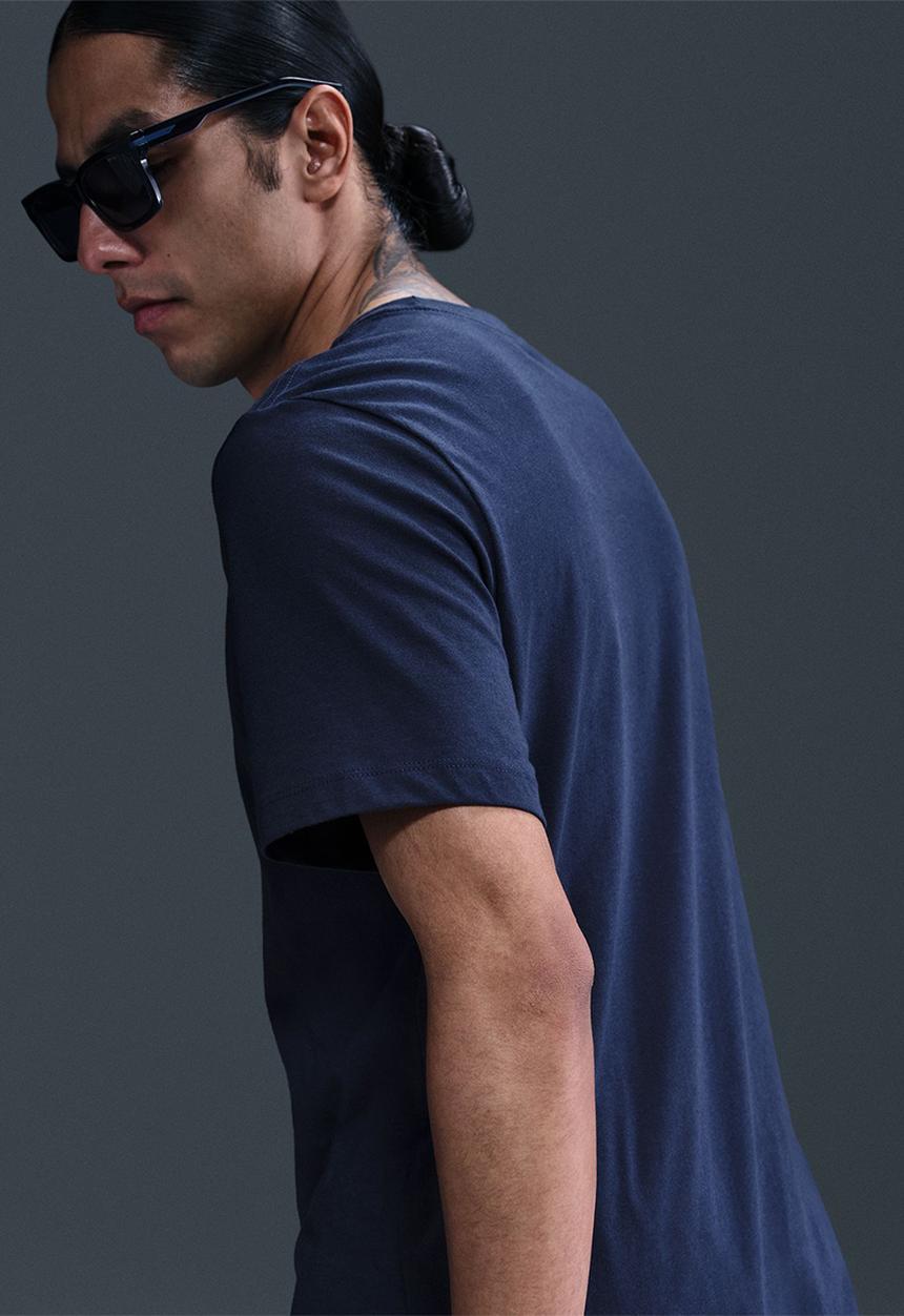 Nike - NSW Embroidered Swoosh FS Tee - Navy