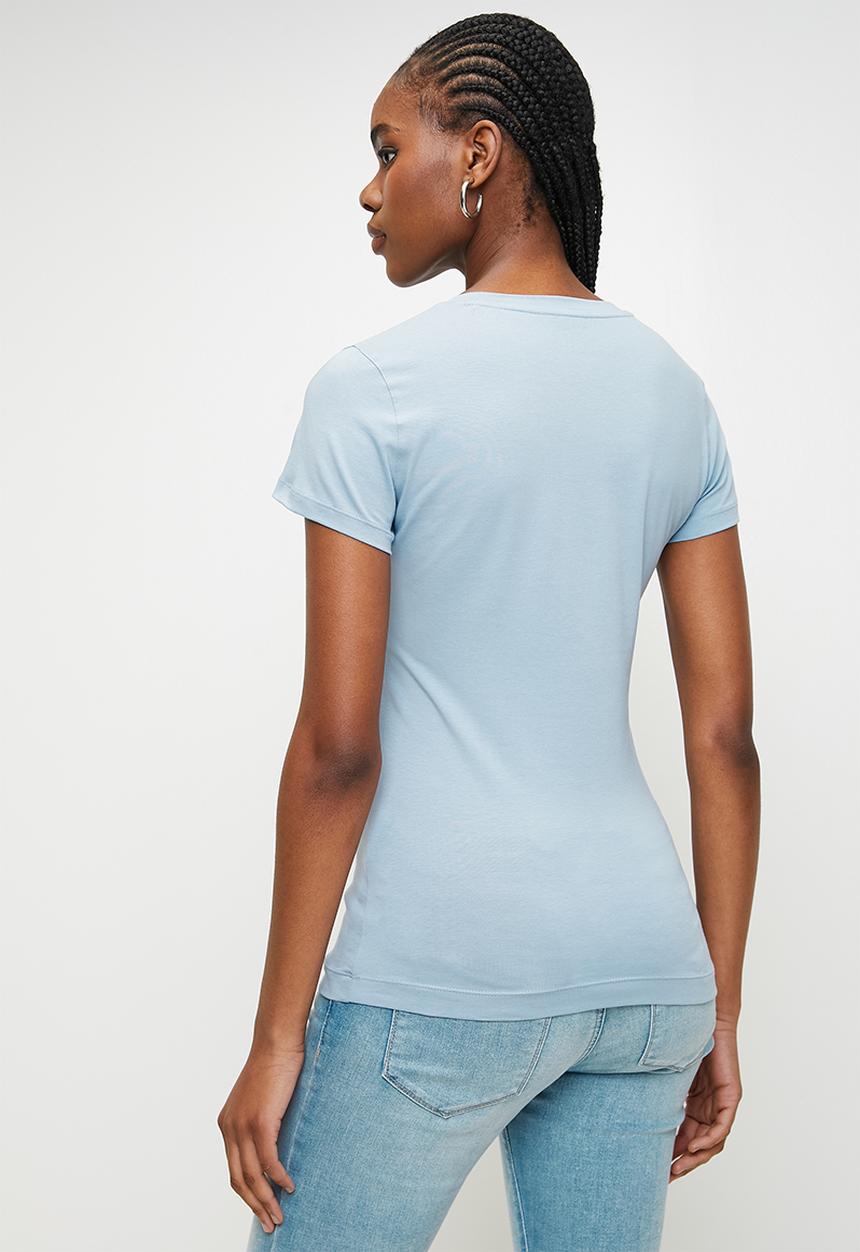 GUESS - Cn Ss Embro Script Logo Tee - Nimbus Blue