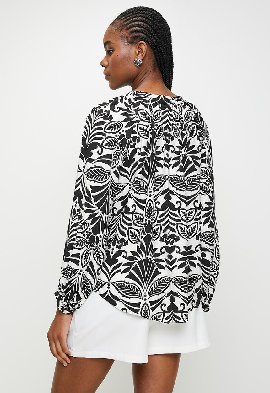 Izabel London - L/S Easy Wearing Wider Neck Blouse With Elastic On Sleeve Hem - Multi Black
