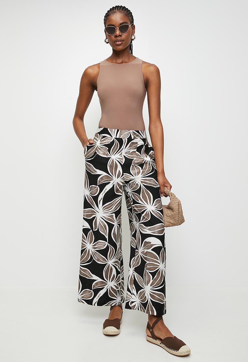 Izabel London - Wide Leg Pallazzo Pant With Large Floral Print - Multi Black