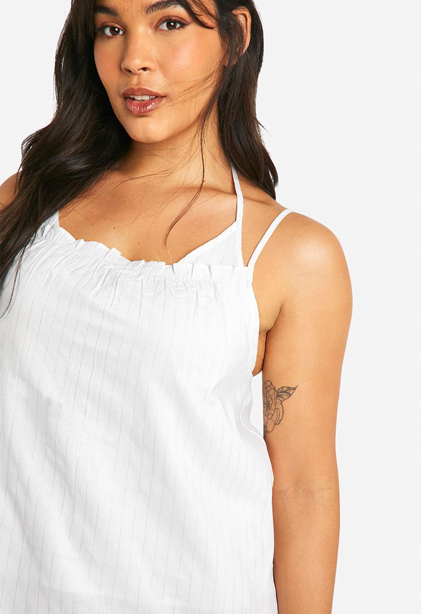 boohoo - Plus pinstripe strappy cami and short pyjama set - white